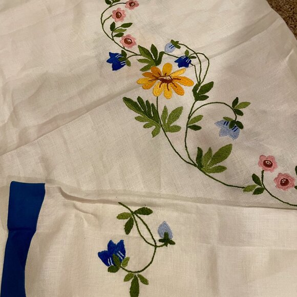Vintage Round Linen Tablecloth Embroidered Floral Cottagecore Boho Farmhouse - Picture 3 of 6